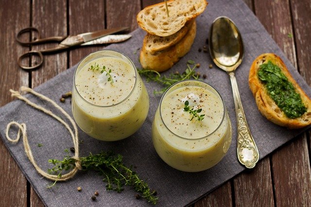 Veganer Weihnachtsessen: Suppe und Brot