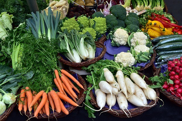 Gemüse an einem Marktstand