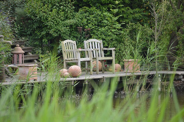 Gartenmöbel an einem Teich