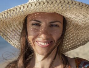 Frau mit Sonnenhut Haarpflege im Sommer