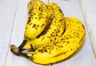 Ein paar überreife Bananen mit braunen Flecken