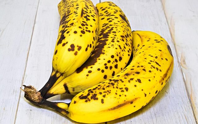 Ein paar überreife Bananen mit braunen Flecken