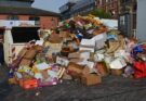 Ein großer Haufen leerer Pappkartons, Kisten und Altpapier