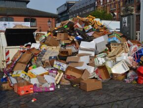 Ein großer Haufen leerer Pappkartons, Kisten und Altpapier