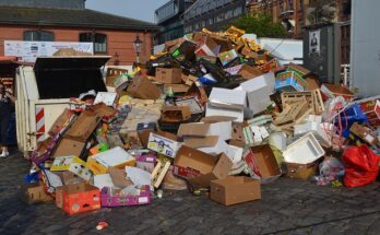 Ein großer Haufen leerer Pappkartons, Kisten und Altpapier