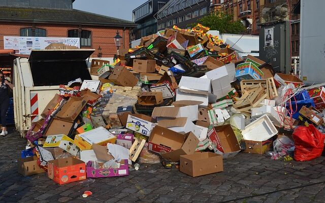 Ein großer Haufen leerer Pappkartons, Kisten und Altpapier